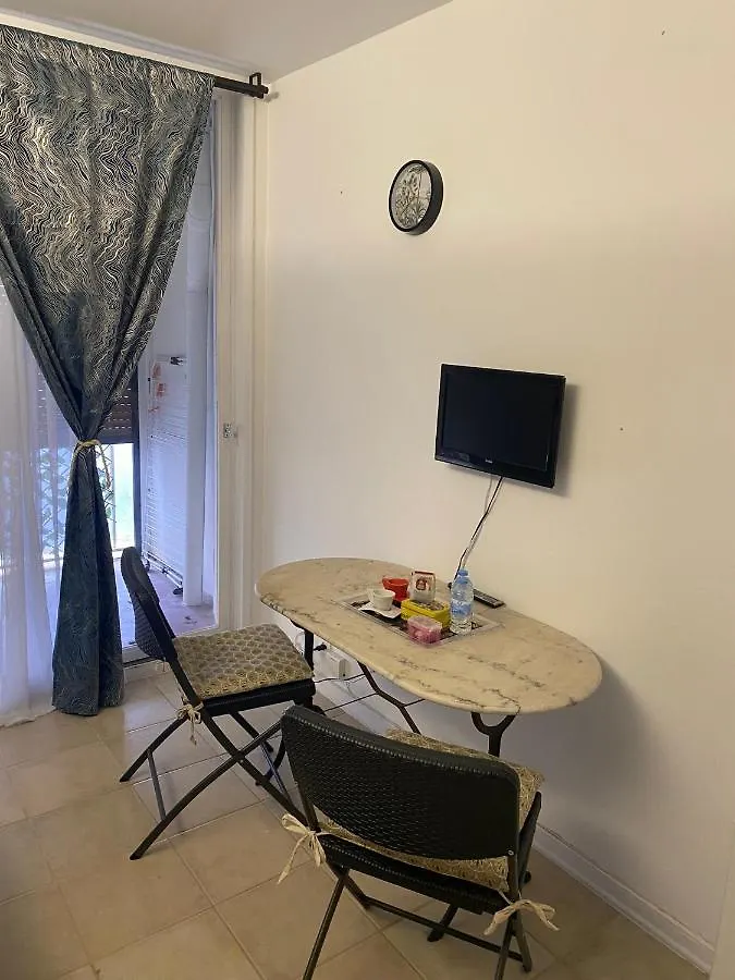 アパート Joli Studio Neuf Av Terrasse A 50 M De La Mer Et Gare ロクブリュヌ＝カップ＝マルタン フランス